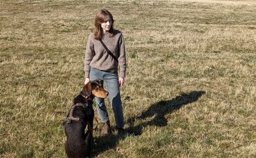 Marlene Kehle mit ihrem Hund Lasse.