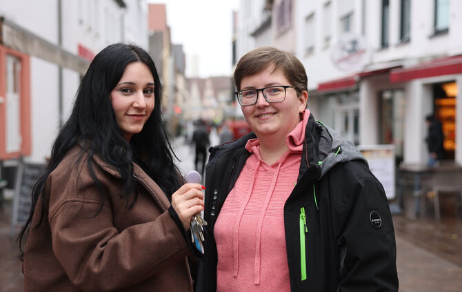 Verfolgten mithilfe des Airtags einen Dieb von Winnenden nach Esslingen: Melisa Duran und Daniela Pfleiderer.