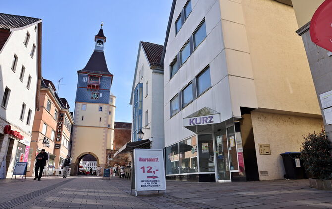 Nur ein paar Meter vom Torturm entfernt, direkt an der Fußgängerzone, steht das Haus Kurz zum Verkauf - immer noch beziehungswei