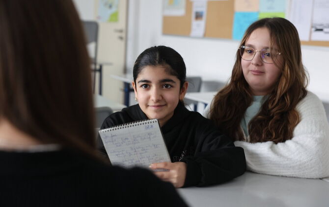 Wie führt man eigentlich ein Interview? Hacer (links) und Eleni lernen das gerade in einer AG an ihrer Schule.