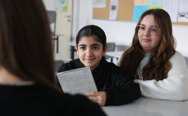 Wie führt man eigentlich ein Interview? Hacer (links) und Eleni lernen das gerade in einer AG an ihrer Schule.