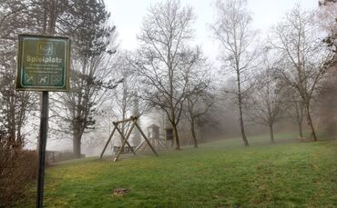 Archivbild: Noch liegt er trostlos da, bald schon könnte der Spielplatz Klause auch dank des Engagements von Eltern in neuem Gla