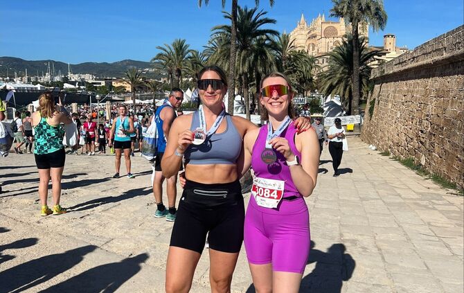 Nicole Puteick (links) und Mara Bontrup (rechts) nach dem Palma-Halbmarathon auf Mallorca.