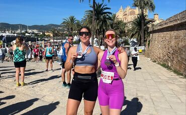 Nicole Puteick (links) und Mara Bontrup (rechts) nach dem Palma-Halbmarathon auf Mallorca.