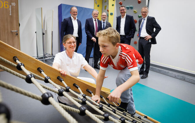 Der wieselflinke Kletterer im Vordergrund hat sich als Fotomodell zur Verfügung gestellt, damit Kinderneurologin Dr. Iris Pross,