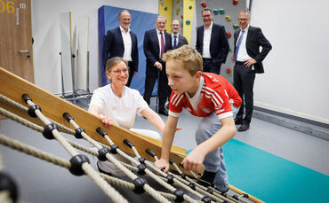 Der wieselflinke Kletterer im Vordergrund hat sich als Fotomodell zur Verfügung gestellt, damit Kinderneurologin Dr. Iris Pross,