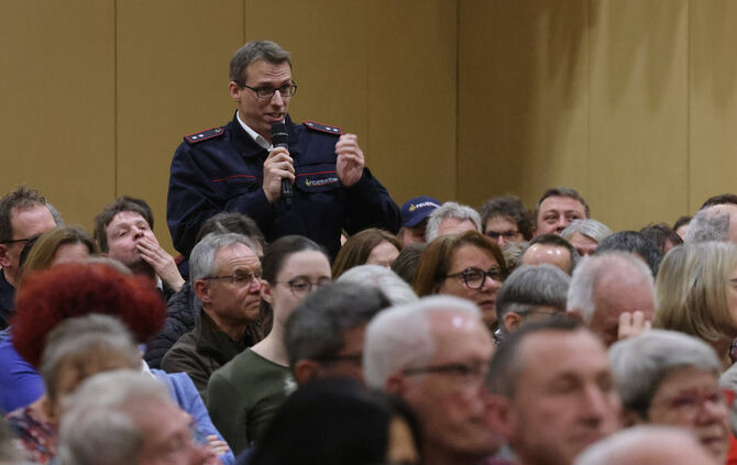 Die Urbacher nutzten die Möglichkeit, den beiden Kandidaten für das Bürgermeisteramt Fragen zu stellen.