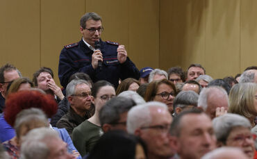 Die Urbacher nutzten die Möglichkeit, den beiden Kandidaten für das Bürgermeisteramt Fragen zu stellen.