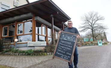 Andreas Schulz, Pächter vom Naturfreundehaus Strümpfelbach, erzählt, welche Probleme er seit Beginn der Vollsperrung der Ortsdur