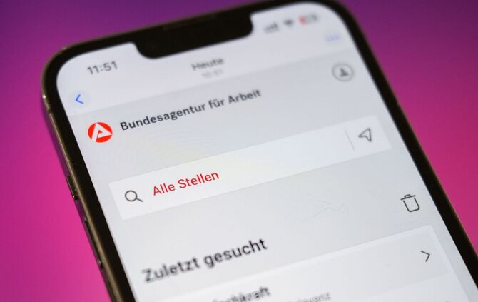 Die Arbeitslosigkeit in Deutschland ist im Februar leicht gesunken, die Zahl der Arbeitslosen bleibt aber oberhalb der Grenze vo