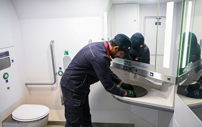 Mit mobilen Reparaturteams will die Deutsche Bahn für mehr funktionierende Toiletten im Fernverkehr sorgen.