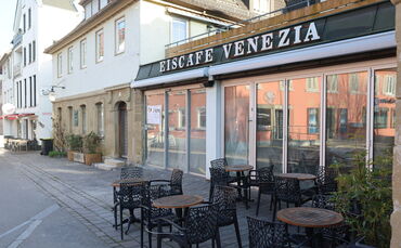 Das Venezia ist aktuell zu, Plastikfolien verschleiern den Blick in das Café-Innere. Doch drinnen gibt es spannende Entwicklunge