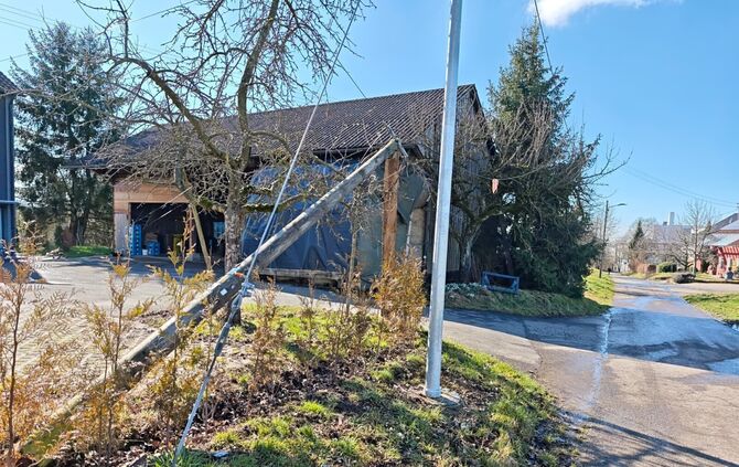 Ein Telefonmast ist auf einem Privatgrundstück umgekippt.