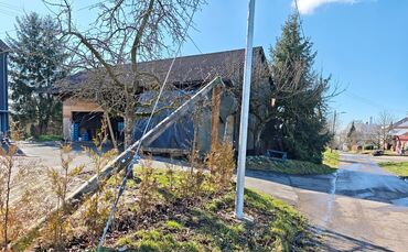 Ein Telefonmast ist auf einem Privatgrundstück umgekippt.