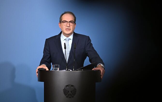 Bundesinnenminister Alexander Dobrindt (CSU) hält nichts von einem AfD-Verbotsverfahren, lässt die Partei aber weiterhin durch d