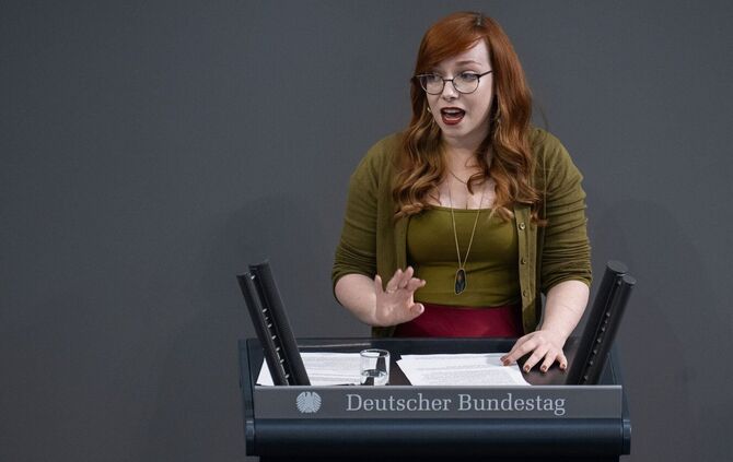 Die Linken-Abgeordnete Kathrin Gebel spricht über Gewalt gegen Frauen und dabei auch über ein eigenes Erlebnis.