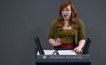 Die Linken-Abgeordnete Kathrin Gebel spricht über Gewalt gegen Frauen und dabei auch über ein eigenes Erlebnis.