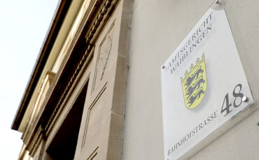 Zeugenflucht im Fahrerflucht-Prozess: Eine Frau drückt sich vor der Aussage und flüchtet aus dem Amtsgericht Waiblingen, als sie