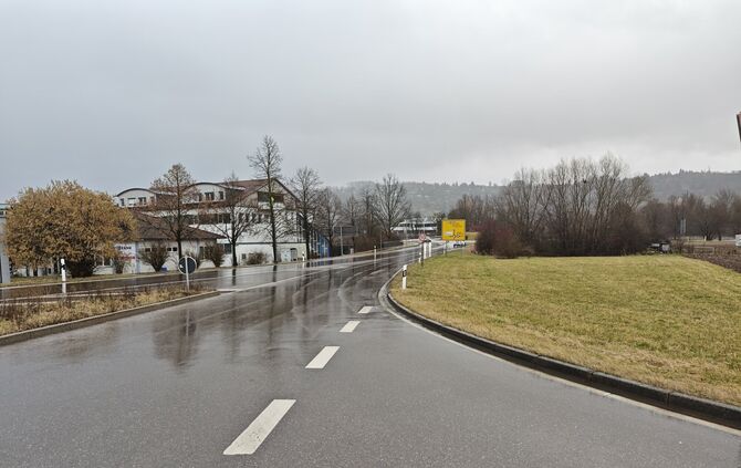 Auf dem Grundstück rechts im Bild an der Stuttgarter Straße vor Remshalden-Grunbach könnten bald Batteriespeicher in sechs Conta