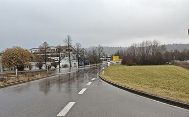 Auf dem Grundstück rechts im Bild an der Stuttgarter Straße vor Remshalden-Grunbach könnten bald Batteriespeicher in sechs Conta
