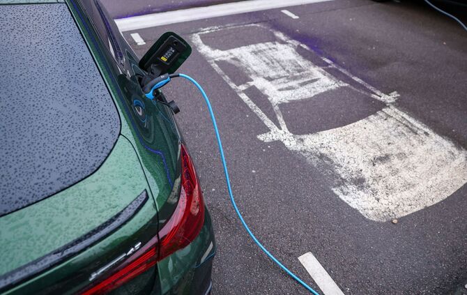 Elektroauto lädt an Ladesäule