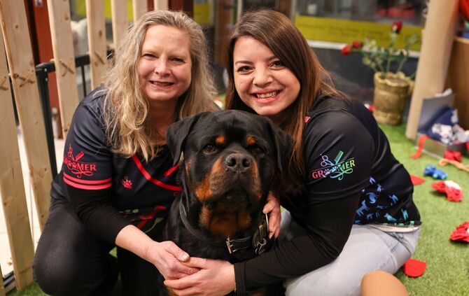 Laura Immorlano (rechts) hat in der Waiblinger Innenstadt einen Hundefriseursalon eröffnet. Unterstützt wird sie von ihrer Mutte