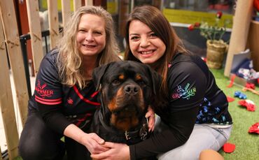 Laura Immorlano (rechts) hat in der Waiblinger Innenstadt einen Hundefriseursalon eröffnet. Unterstützt wird sie von ihrer Mutte