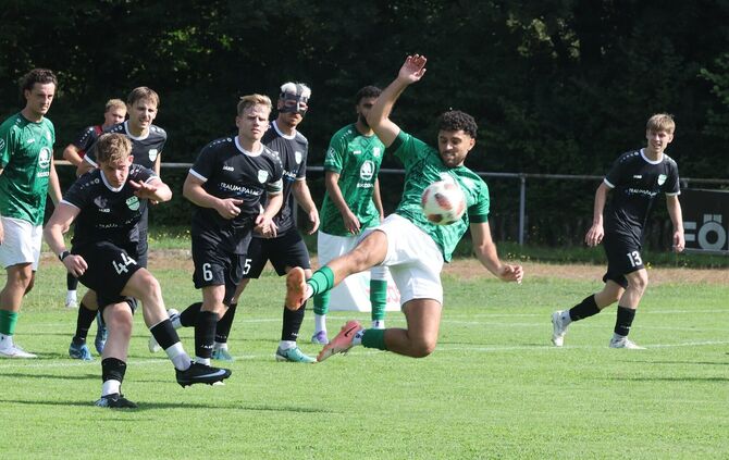 Am Wochenende treffen der TSV Rudersberg (schwarz) und der TSV Nellmersbach (grün) aufeinander – beide wollen raus aus dem Tabel
