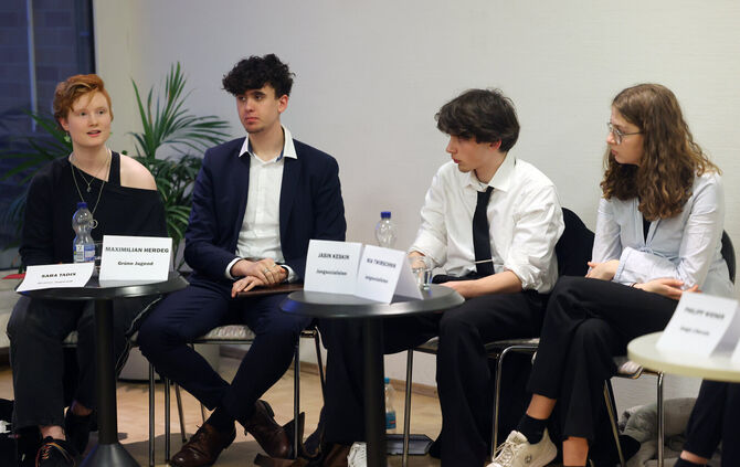 Vier von zwölf Vertreterinnen und Vertretern der Jugendorganisationen der Parteien beim Junge-Wähler-Forum des Zeitungsverlags W