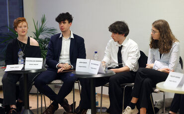 Vier von zwölf Vertreterinnen und Vertretern der Jugendorganisationen der Parteien beim Junge-Wähler-Forum des Zeitungsverlags W