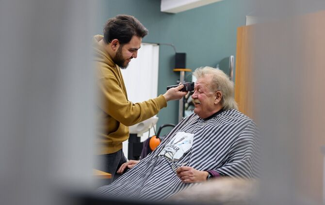 Der junge schneidet dem alten Meister die Haare: Omar Bregawi mit seinem Vorgänger Friedrich "Fuzzy" Koch.