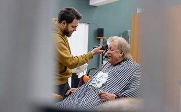Der junge schneidet dem alten Meister die Haare: Omar Bregawi mit seinem Vorgänger Friedrich "Fuzzy" Koch.