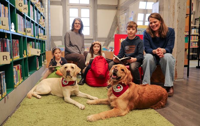Die Lesehunde Feli und Abby mit ihren Besitzerinnen und kleinen Büchereibesuchern in Stetten.