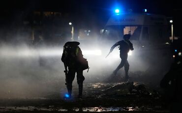 Am Unglücksort kommt es zu Plünderungsversuchen.