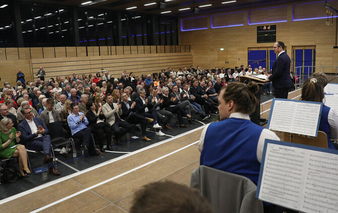 Premiere in Alfdorf: Bürgermeister Ronald Krötz begrüßt die zahlreichen Gäste zum ersten Bürgerempfang der Gemeinde.