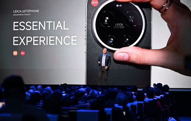 Leica-Chef Matthias Harsch bewirbt das neue Smartphone seiner Firma auf der Bühne.