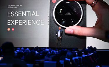 Leica-Chef Matthias Harsch bewirbt das neue Smartphone seiner Firma auf der Bühne.