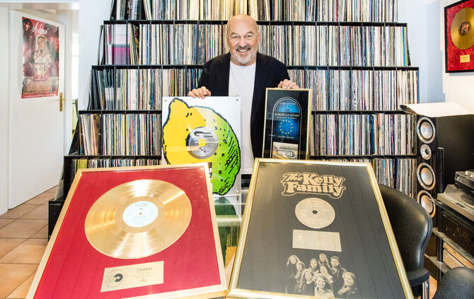 Goldene Platten und andere Auszeichnungen gibt es in Hans Derers Büro zuhauf. Unter anderem für seine Zusammenarbeit mit der Kel