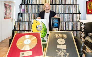 Goldene Platten und andere Auszeichnungen gibt es in Hans Derers Büro zuhauf. Unter anderem für seine Zusammenarbeit mit der Kel