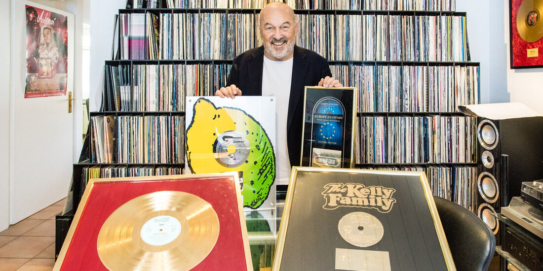 Goldene Platten und andere Auszeichnungen gibt es in Hans Derers Büro zuhauf. Unter anderem für seine Zusammenarbeit mit der Kel