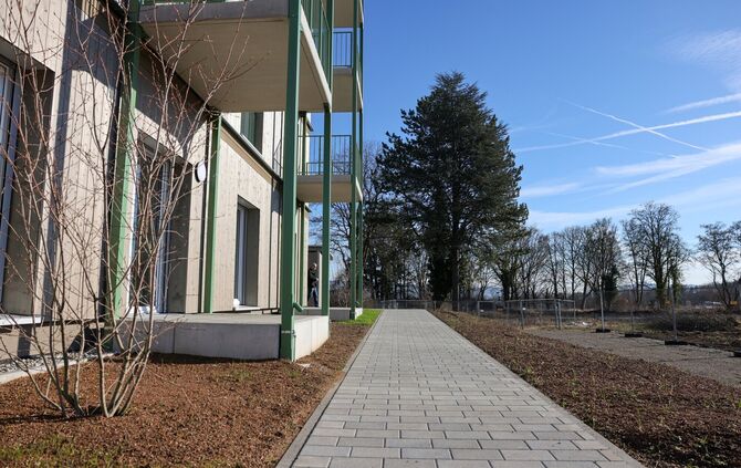 Im Sonnenschein der ersten Frühlingstage sieht das erste fertige Gebäube auf der Hangweide durchaus einladend aus - aber es herr