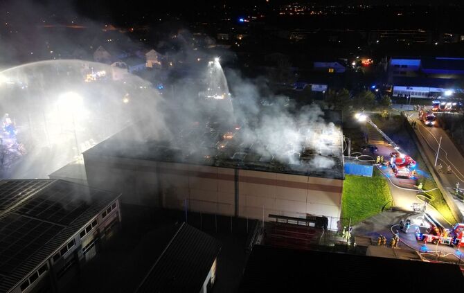 Sporthalle in Laudenbach brennt