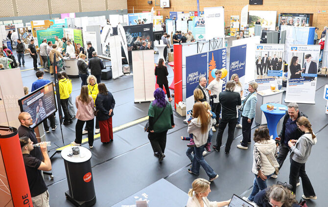 Die Ausbildungsmesse in der Justinus-Kerner-Halle hilft beiden Seiten weiter: jungen Menschen bei der Orientierung, Firmen und O