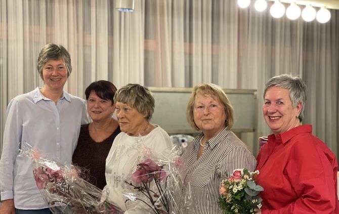 Beate Haala, die neue Vorsitzende, Claudia Vivaldi, Roswitha Bauer-Schäfer, Gerline Korn und Wesna Münzing, die langjährige Vors