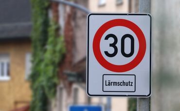 Lärmschutz als Begründung für Tempolimits: Solche Schilder sollen nach dem Wunsch von Verwaltung und Gemeinderat bald in Winterb