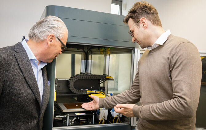 Der geschäftsführende Gesellschafter Thomas Hagen (links) mit Pascal Fischer, der bei Grüninger die Business Unit "Rapid Prototy
