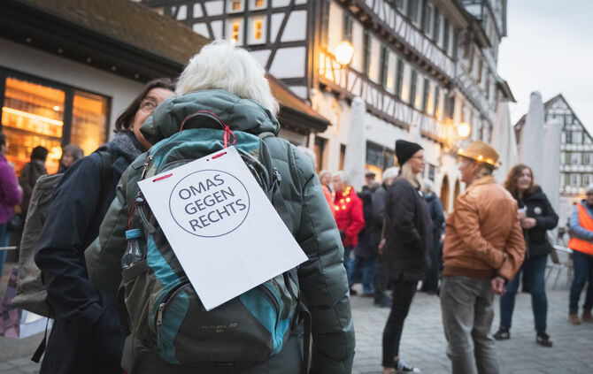 Auf dem Marktplatz in Schorndorf haben sich am Samstag (28.2.) die "Omas gegen Rechts" versammelt.