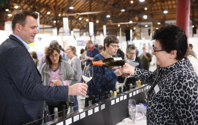 Weintreff in der Alten Kelter in Fellbach. Hier können sich Interessierte die Vielfalt des Weins aus dem Remstal durchprobieren.