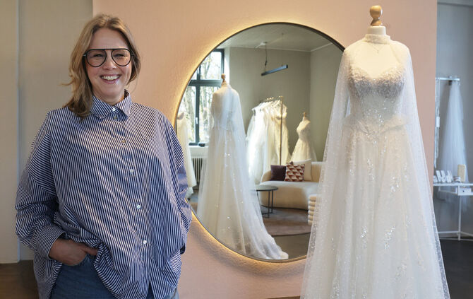 Sie liebt Brautmode: Katrin Zimmermann in ihrem "Brautloft" in der Stuttgarter Straße 11.