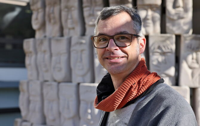 Der ehemalige Gymnasiallehrer Bastian Weber unterrichtet seit zehn Jahren an der Gemeinschaftsschule (GMS) in Korb und ist überz